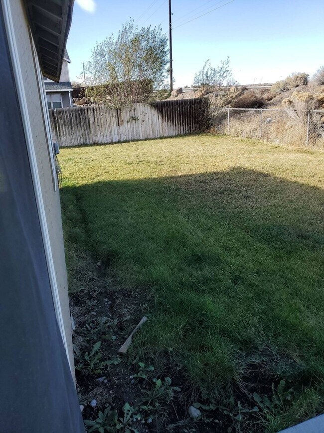 Foto del edificio - 3 Bedroom/ Double Car Garage/ Fenced Yard