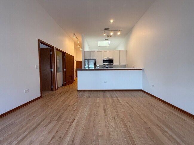 Foto del edificio - Gorgeous 2 Bedroom Apartment in Avondale - Laundry In Unit!