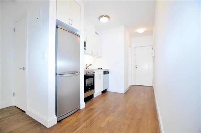 Building Photo - 322 W 23rd St
