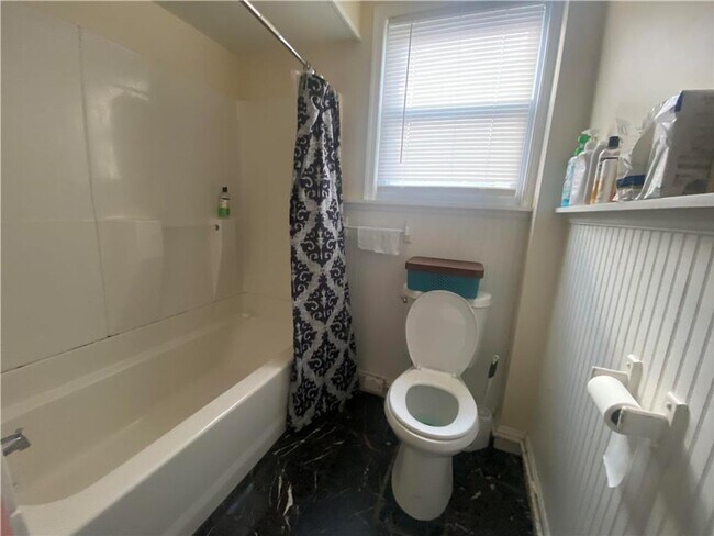 Foto del edificio - Comfortable living in this well-maintained 3-bedroom end unit home for rent