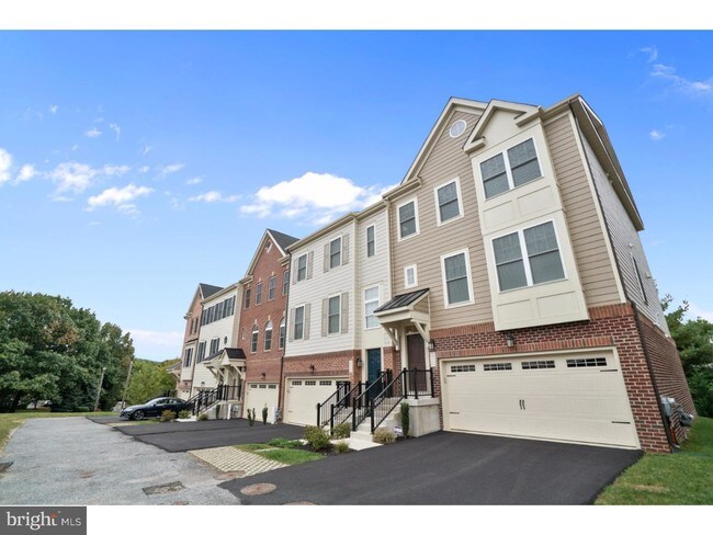 Building Photo - 210 Skylar Ln