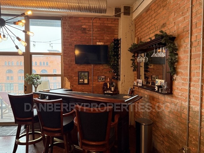 Building Photo - 745 Washington St