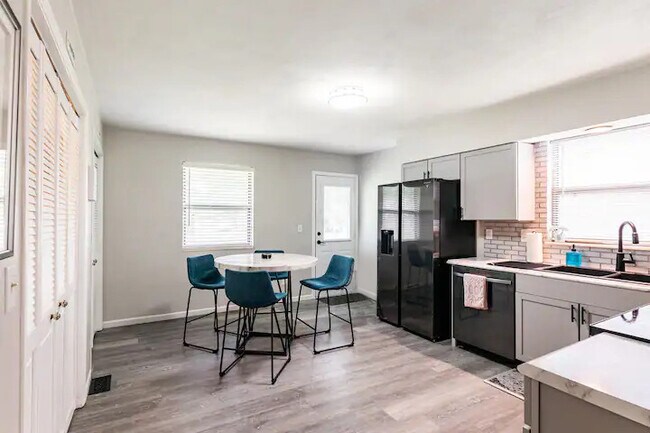 Foto del edificio - 929 Cool Valley Dr