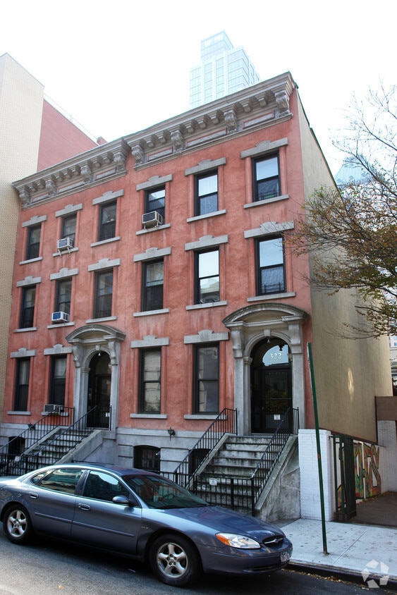 Foto del edificio - 320-322 W 53rd St