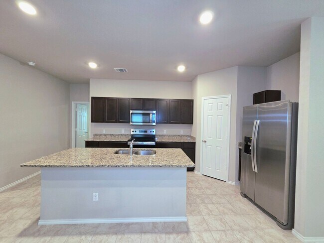 Building Photo - Open Concept 3 Bed 2 Bath