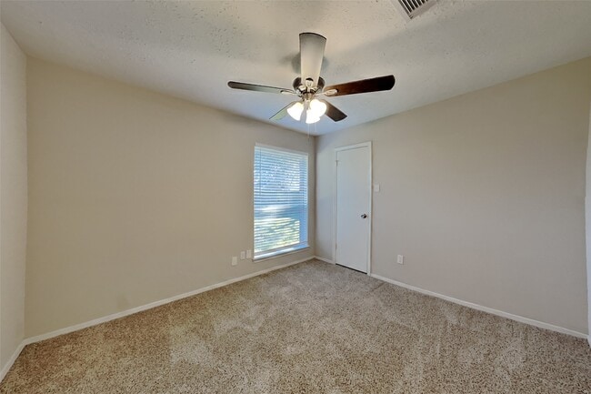 Building Photo - 2515 Chestnut Cir