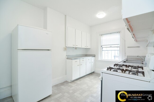 Building Photo - 923 Beacon St