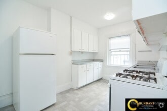 Building Photo - 923 Beacon St
