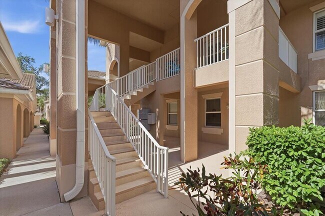 Foto del edificio - 819 Fairwaycove Ln