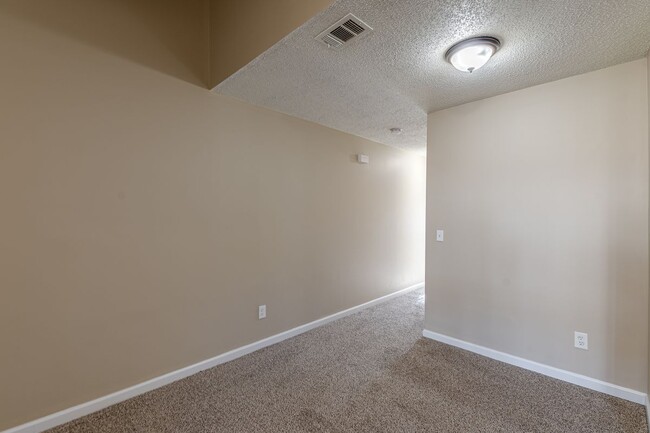 Building Photo - 9018 Stoneleigh Trce