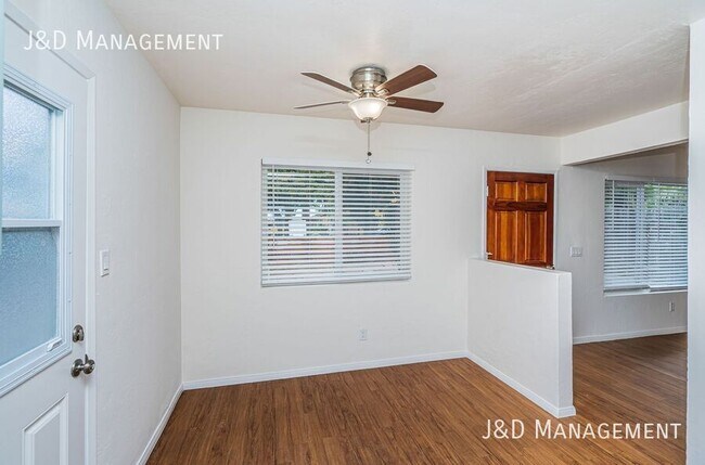 Foto del edificio - Renovated Duplex w/ Parking and Fenced Yard