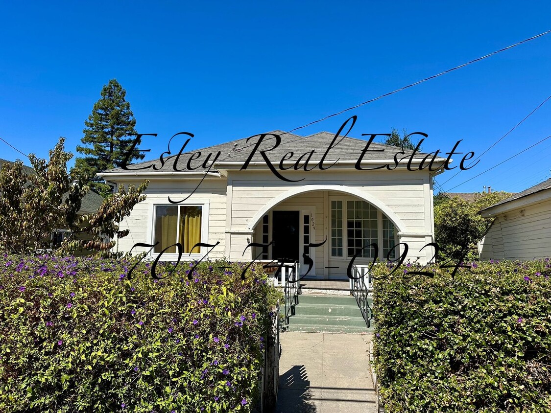Primary Photo - Downtown 2 bedroom Cottage