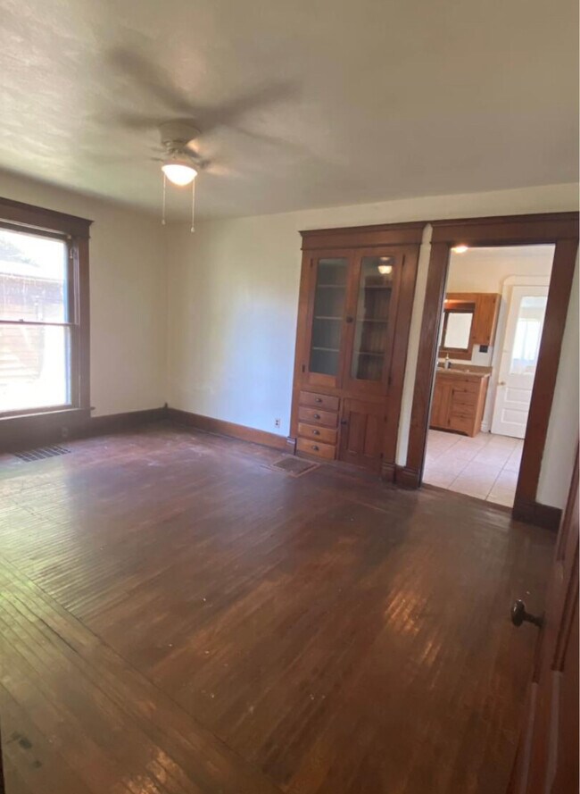 Living Room - 434 N Walnut St
