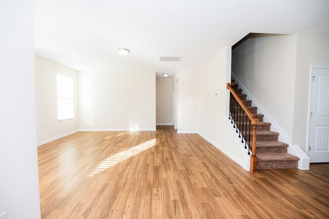 Foto del edificio - Spacious 5 Bedroom, 3 bath home in Greensboro with 2 car garage