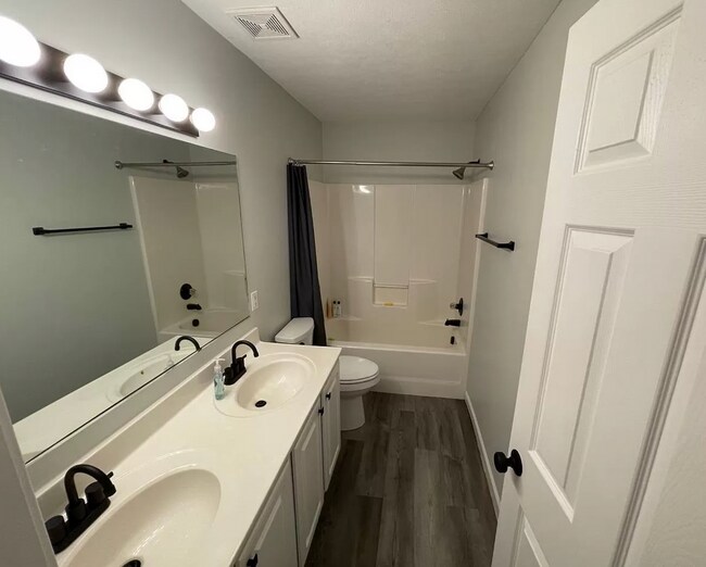 Foto del edificio - 2 Bedroom || 1.5 Bathroom Townhome