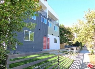 Building Photo - 1113 Carmona Ave