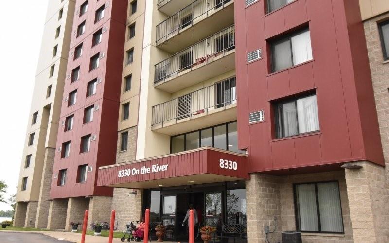 Foto principal - 8330 E Jefferson Ave