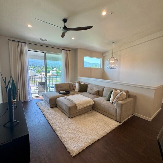Foto del edificio - Cute, modern 2 bed 2.5 bath condo for rent!