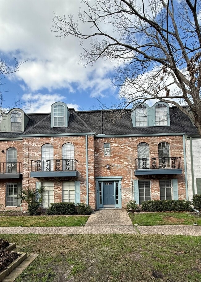 Building Photo - 425 N Post Oak Ln