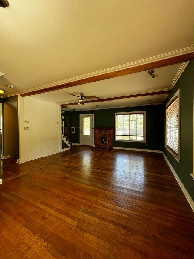 Foto del edificio - 3 bedroom, 2 bath house located on the Sun...