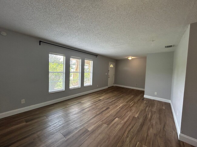 Building Photo - Renovated 3 Bedroom, 2 Bath Home!