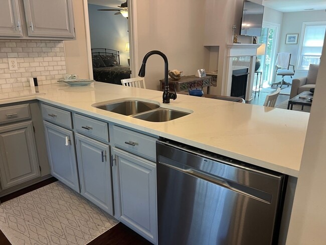 Building Photo - Lovely Condo in Shipyard with a Garage