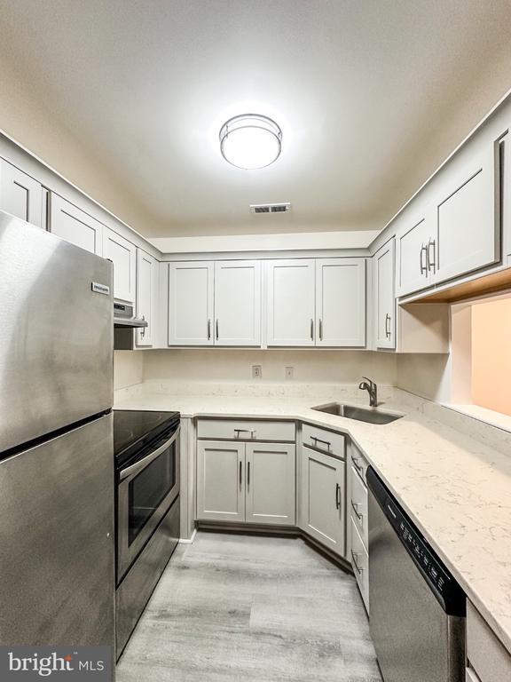 Foto del edificio - 5501A Aberdeen Dr