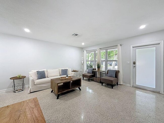 Building Photo - 2840 NE 16th Ct