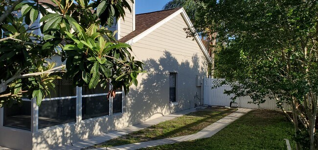 Building Photo - 3317 Hillmont Cir