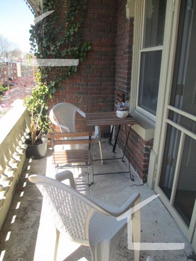 Building Photo - 264 Kelton St