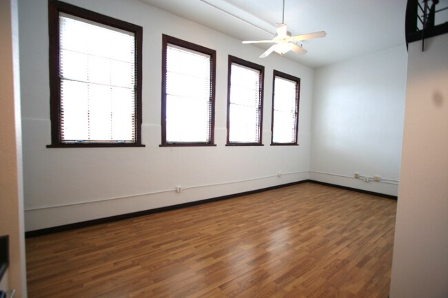 Foto del edificio - 301 Central Ave NE