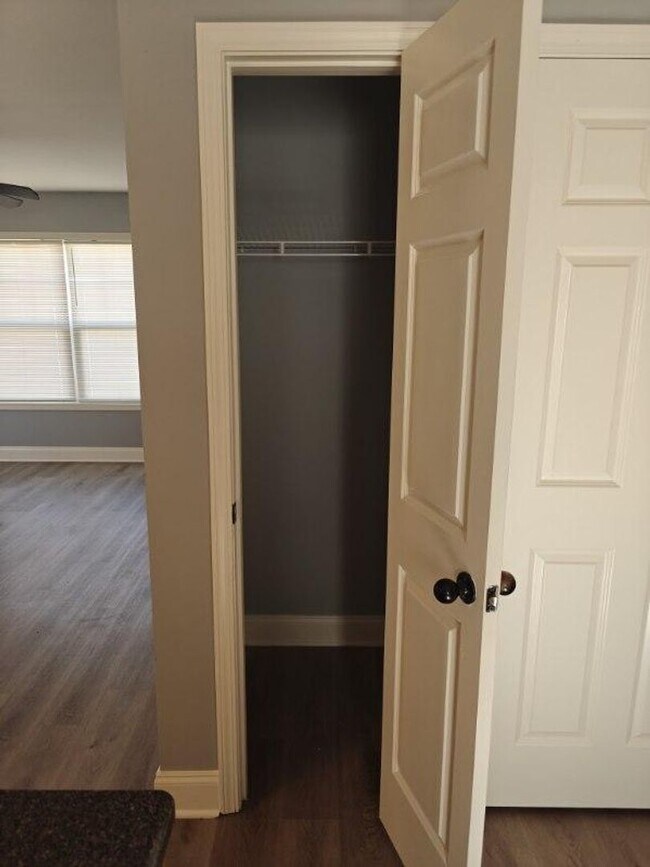 Foto del edificio - Beautiful Three Bedroom, Two Bathroom Sing...