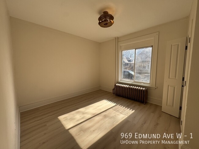 Foto del edificio - 969 Edmund Ave W