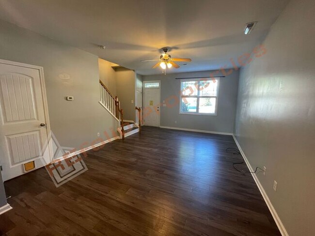 Building Photo - Great Location! 3 Story, 3 Bedrooms, 3.5 B...