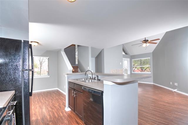 Foto del edificio - 9831 Walnut St