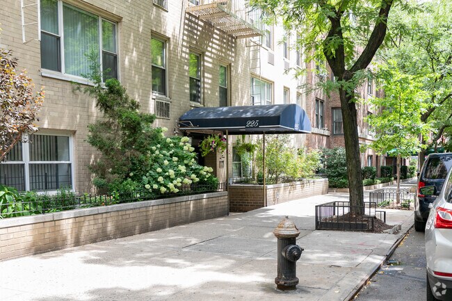 Building Photo - 225 E 76th St