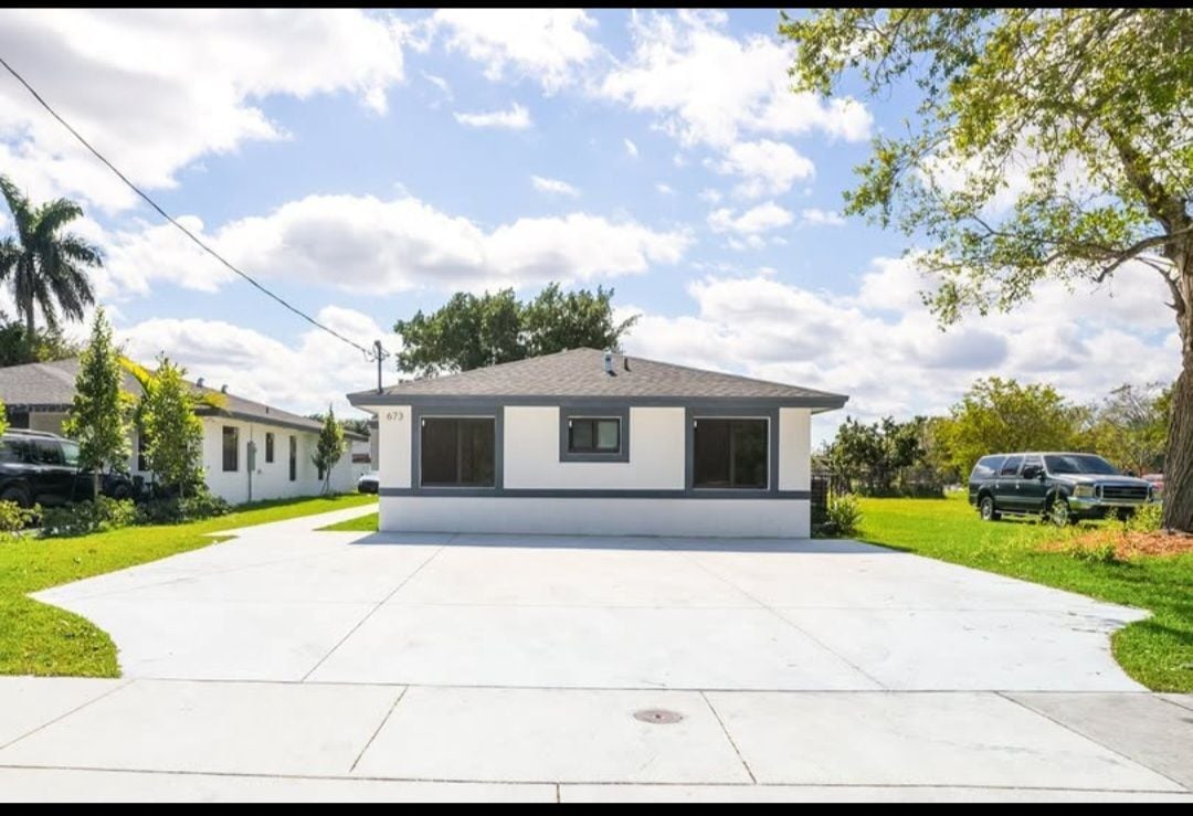 Foto principal - 673 NW 14th St