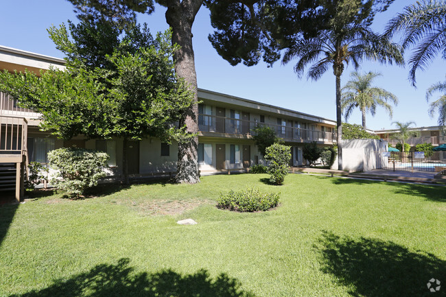 Foto del edificio - Courtyard Apartments