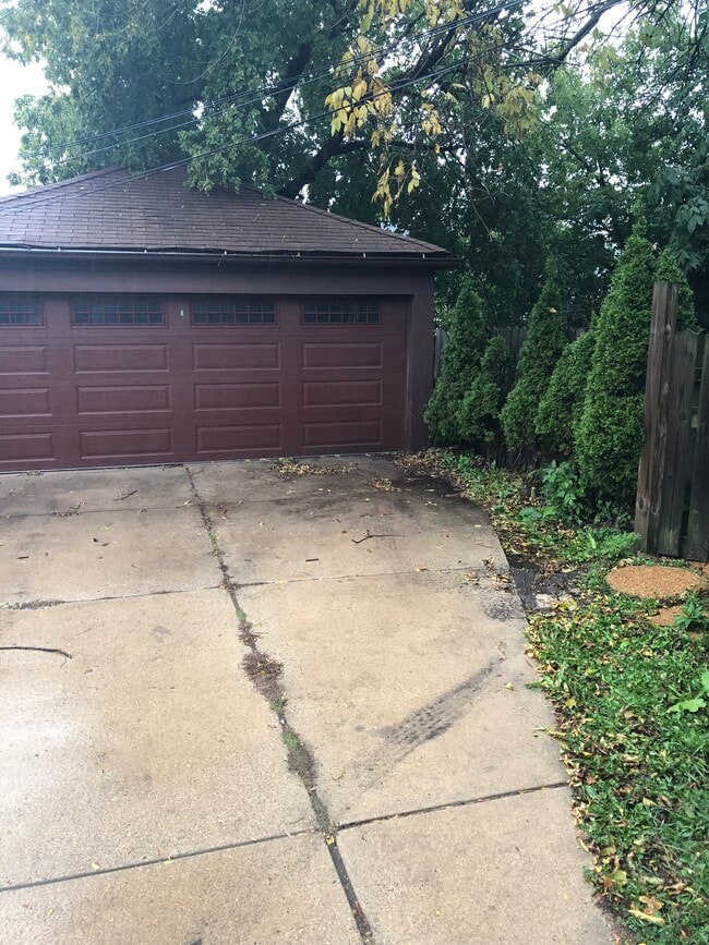 Building Photo - 4035 N Bartlett Ave