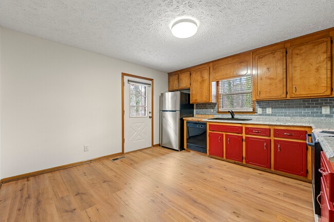 Building Photo - 131 McWhirter Pl