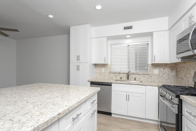 Building Photo - Fern Street Duplex