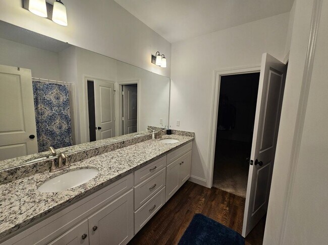 Foto del edificio - 1008 Highgrove Hts NW