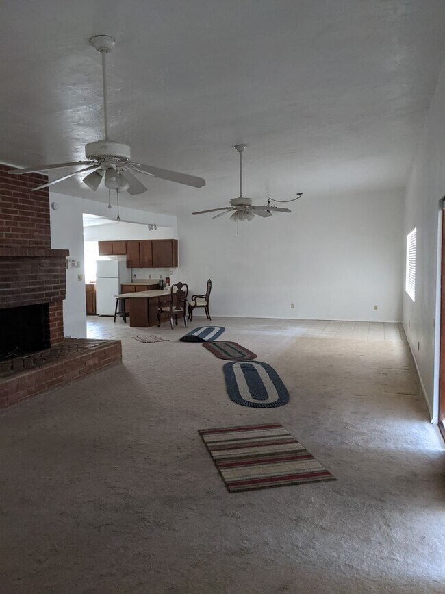 Building Photo - East Side Rental