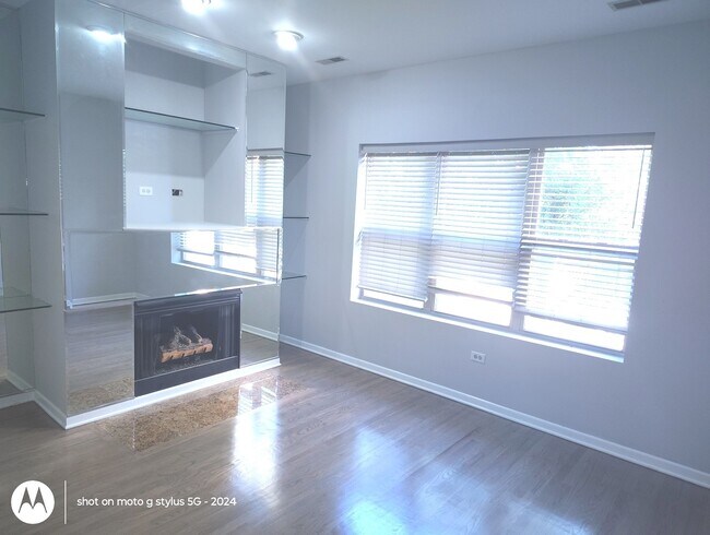 Foto del edificio - 2367 E 70th Pl