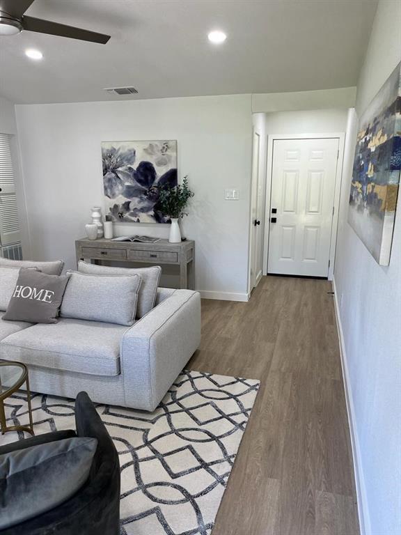 Foto del edificio - 902 Hillside Oaks Dr