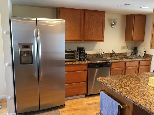 Fridge with water/ice on outside - 340 Summerhaven Dr N