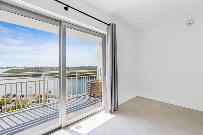 Foto del edificio - 400 Kings Point Dr