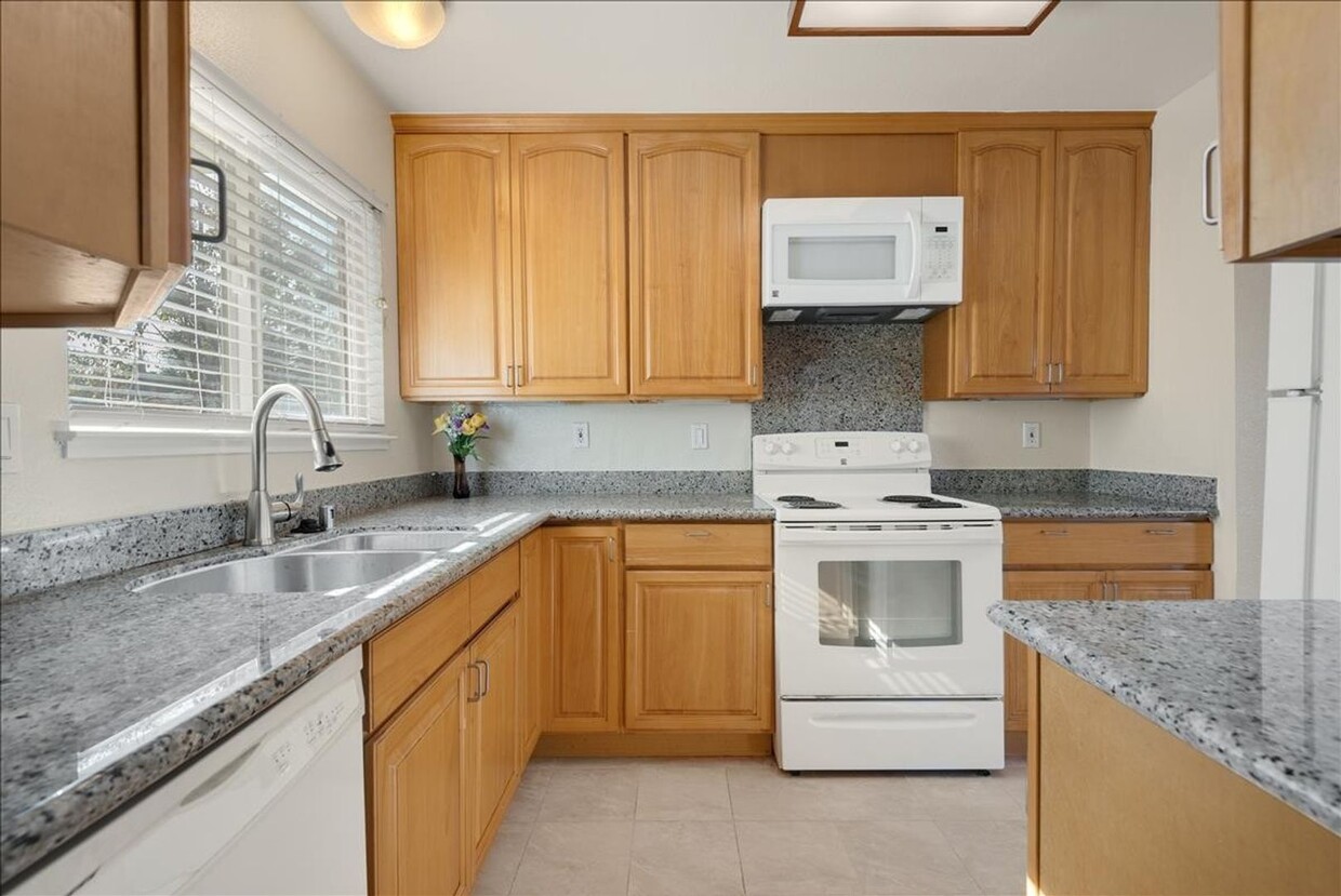 Foto principal - Remodeled 3 Bed 2.5 Bath Townhouse Sunnyvale