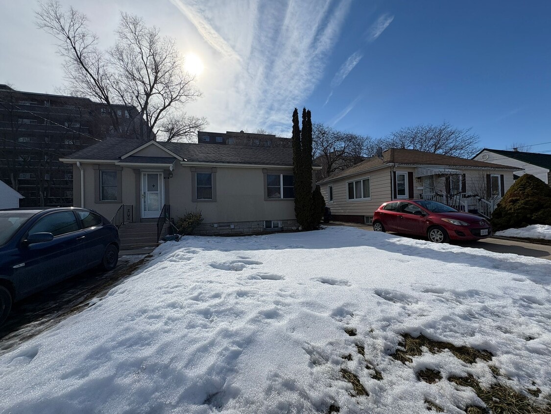 Building Photo - For Lease – Spacious 3 Bedroom Upper Unit in Oakville