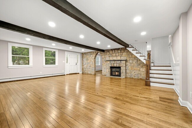 Foto del edificio - 22 Lake Ridge Rd